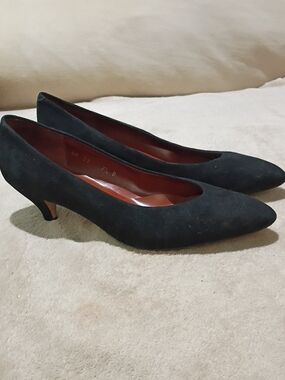 Black Suede Pointed-Toe Low Heel Pumps